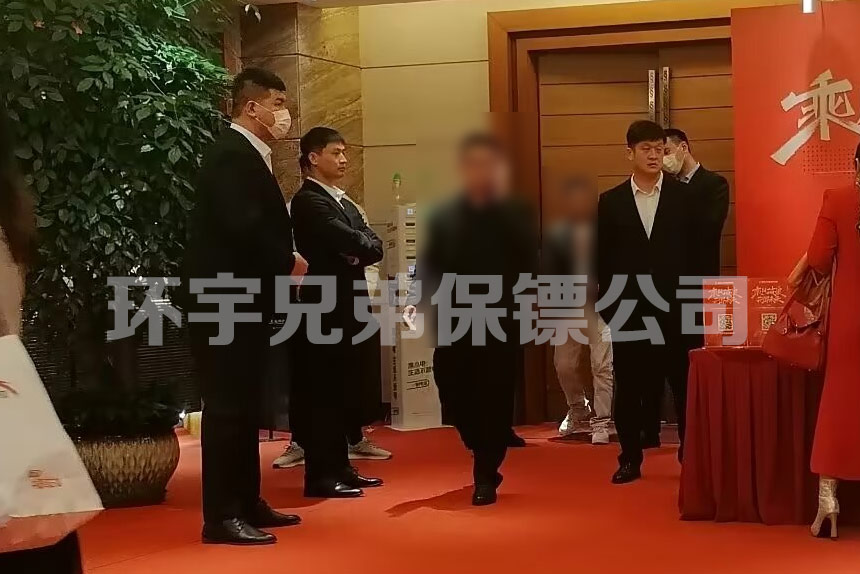大型商业活动中，专业保镖如何应对突发事件？